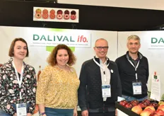 Claire Lefrançois, Fiona Davidson et Frederic Michaud (responsable filiales) et Jean-Sébastien Berger (directeur commercial) venus représenter Dalival lors du SIVAL. 