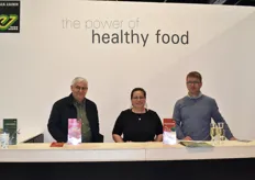 Bernard Loyer, Technico-commercial, Amélie Dumas, sélectionneuse laitue et Thomas Dupuy, ingénieur commercial et chef produit melon, sur le stand Enza Zaden. 