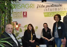 Pierre Vernay, Roxane Loretzin, Elinore Guillemot et Aude Bouvattier sur le stand Isagri. 