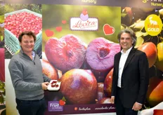 Benoît Escande et Sébastien Guy ont fait déguster de la prune Lovita en provenance d'Afrique du Sud