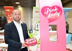 Pierre Gratacos venu représenter Pink Lady, sur le stand du Groupe Innatis
