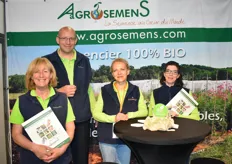 L’équipe de la société AgroSemens, spécialisée dans la production de semences 100 % bio en maraîchage et plantes aromatiques. Une maison française, familiale et engagée qui produit ses propres graines à travers sa ferme semencière et son réseau d’agriculteurs multiplicateurs.