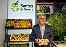 L’entreprise Santos et Perreira avec Vítor Santos, présente une barquette biodégradable pour les petits calibres de poires Rochas, destinée à la Grande Distribution française