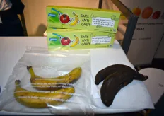 Des bananes achetées en même temps, les unes protégées par un sac anti-gaspi, les autres non