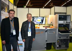 Richard Faurite et Philippe Giraud de SETOP Giraud Technologie, à côté de Pimprenelle III, machine qui contrôle la qualité des agrumes, pêches et pomme